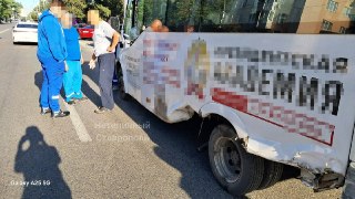 Необычное ДТП: Водитель в трусах напал на людей