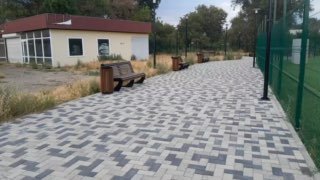 Детская площадка в Молодежном парке нуждается в уходе