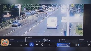 Утренний инцидент на ставропольских дорогах: водитель Audi врезался в маршрутку