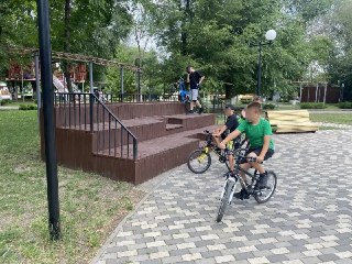 Вандалы портят благоустройство городского парка: ответственность родителей