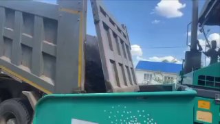 Укладка асфальта на улице Мостовой: работы идут по графику