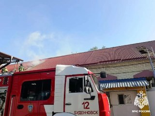 Пожар в Буденновске: МЧС борется с огнем на рынке