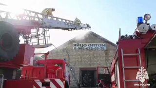Пожар на городском рынке: спасатели борются с огнем в Будённовске