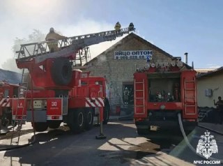 Пожар на рынке в Буденновске: Огнеборцы борются с пламенем