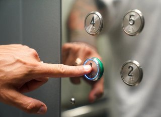 В ДНР возможны временные отключения лифтов из-за напряжения