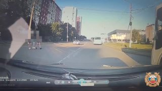 На улице Калинина в Невинномысске Лада сбила троих пешеходов