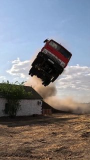 Экстремальный прыжок на КамАЗе: блогер побил рекорд!