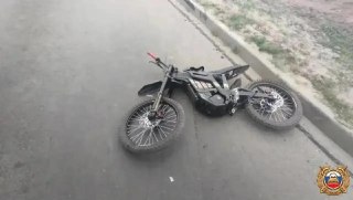 Водитель электромотоцикла пострадал в ДТП из-за отсутствия шлема