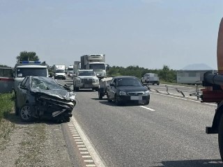 Масштабное ДТП на трассе Кавказ: легковушка вылетела на встречку и столкнулась с фурой